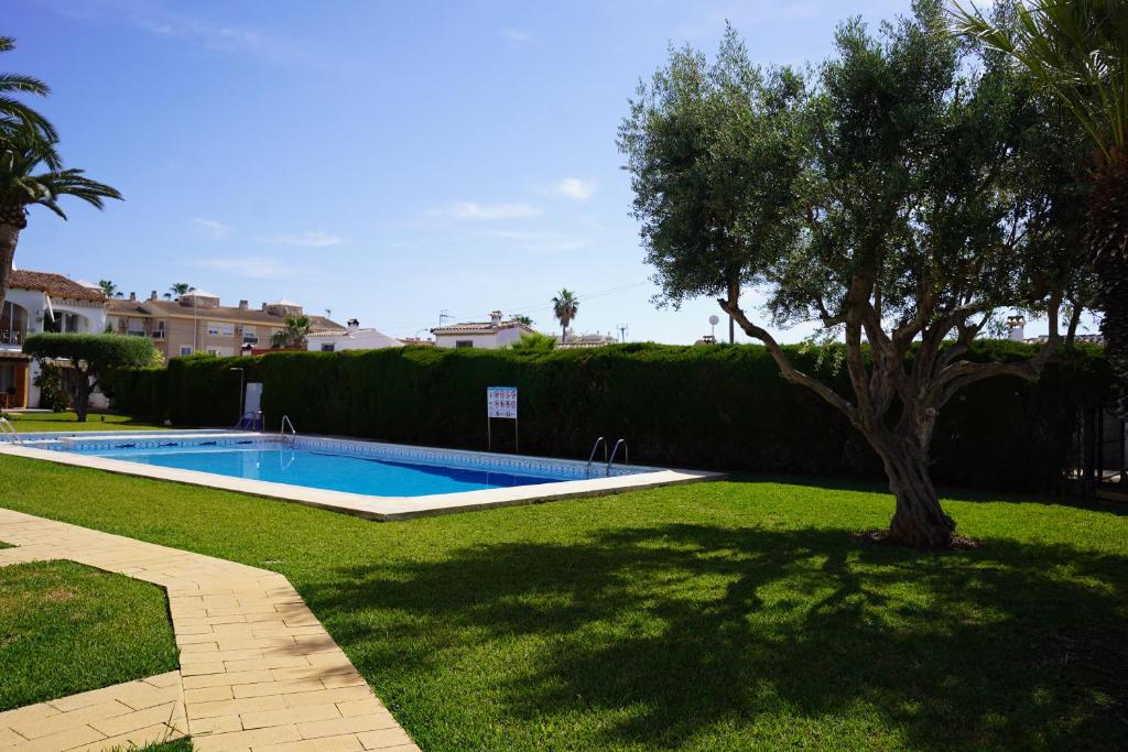 Communal garden with swimming pool at Retiro Sol urbanisation in Denia,