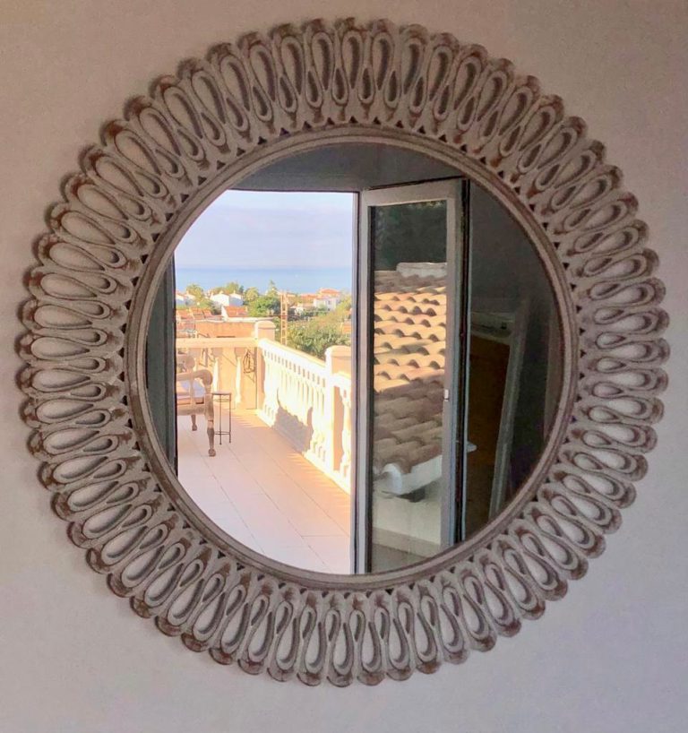 Decorative mirror detail at Villa Orquídea in Dénia