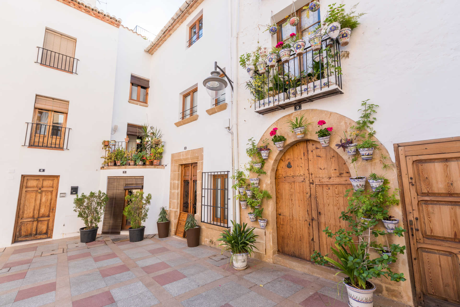 Traditional house façade in Jávea with wooden door and flowers