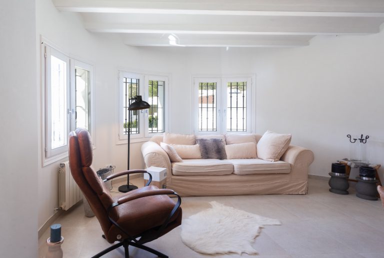 Living room with sofa and large windows at Villa Vino in Pedreguer