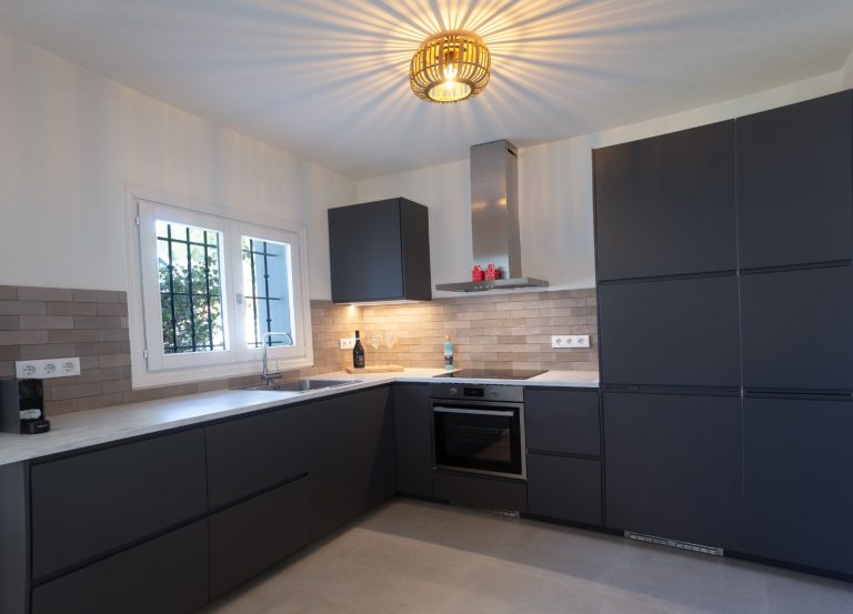 Modern kitchen with cabinets and appliances at Villa Vino in Pedreguer