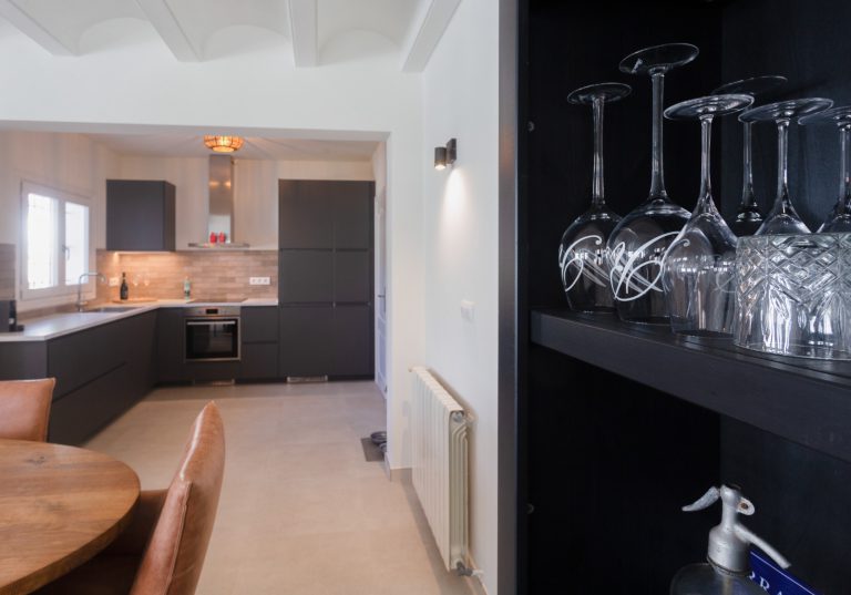 Kitchen with glassware and bar area at Villa Vino in Pedreguer