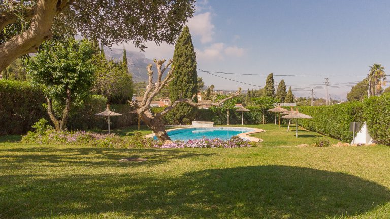 Garden with pool at apartment Montesol residential complex in Dénia