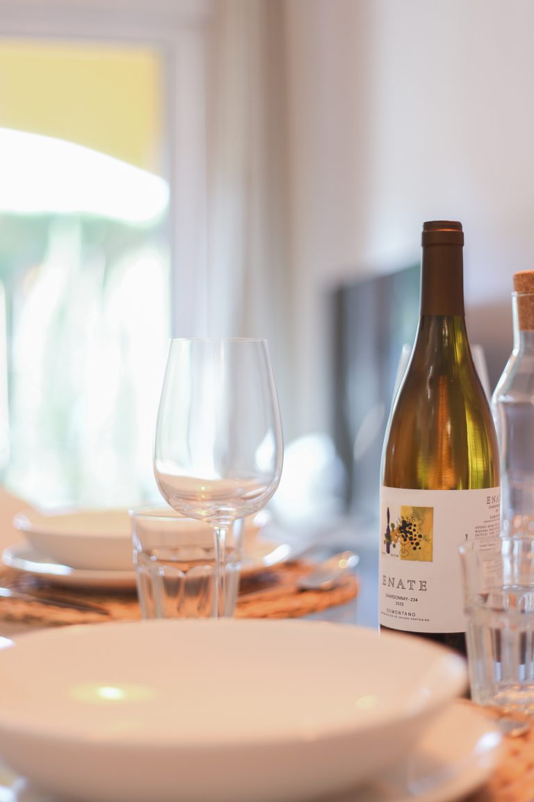 Dining table with wine at apartment Alquería Sol in Dénia