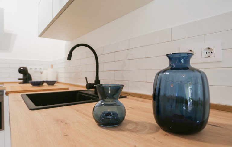 Kitchen sink and decoration at apartment Alquería Sol in Dénia