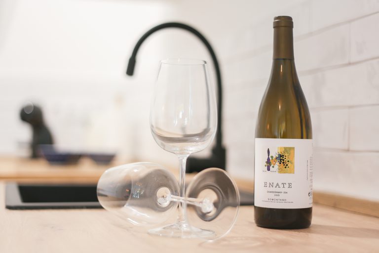 Kitchen detail with wine and glasses at apartment Alquería Sol in Dénia