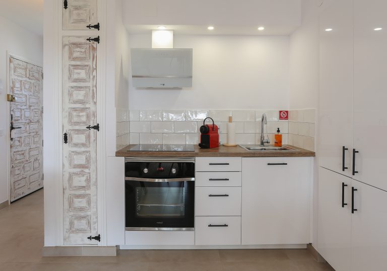 Kitchen area with appliances at apartment Retiro Sol B14 in Dénia