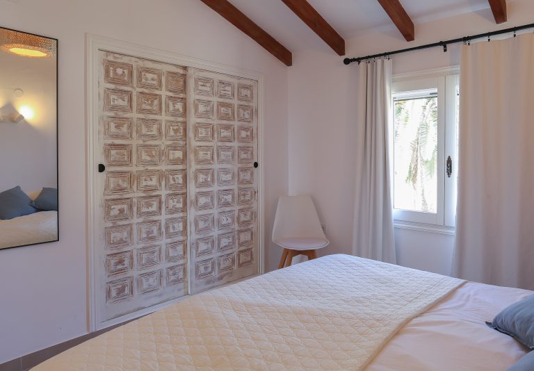 Bedroom with natural light at apartment Retiro Sol B14 in Dénia