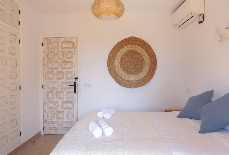 Bedroom with double bed at apartment Retiro Sol B14 in Dénia