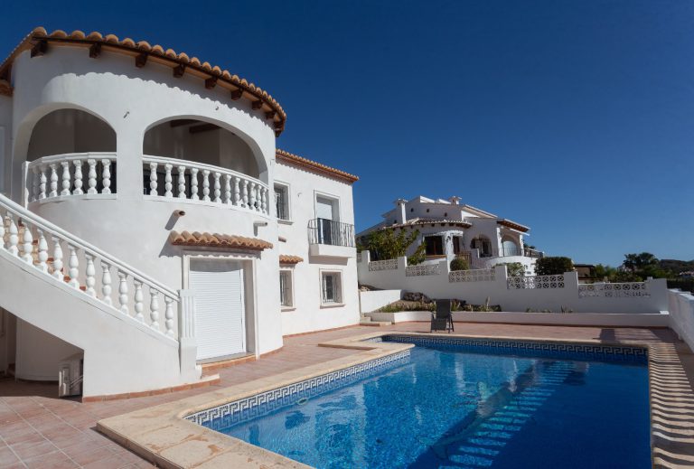 Exterior of Villa Vino with swimming pool in Pedreguer