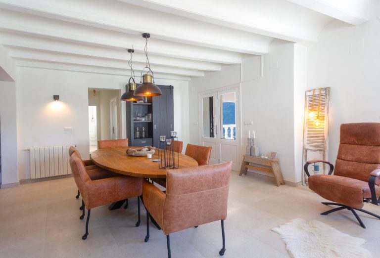 Living room with seating area and wooden ceiling beams at Villa Vino in Pedreguer