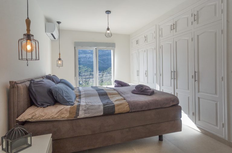 Bedroom with wardrobe at Villa Vino in Pedreguer