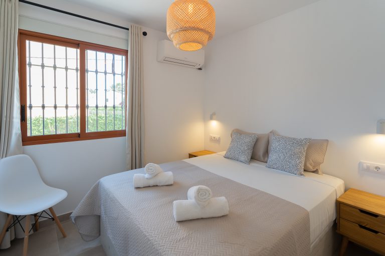 Bedroom with bedside lamps at apartment El Patio in Dénia