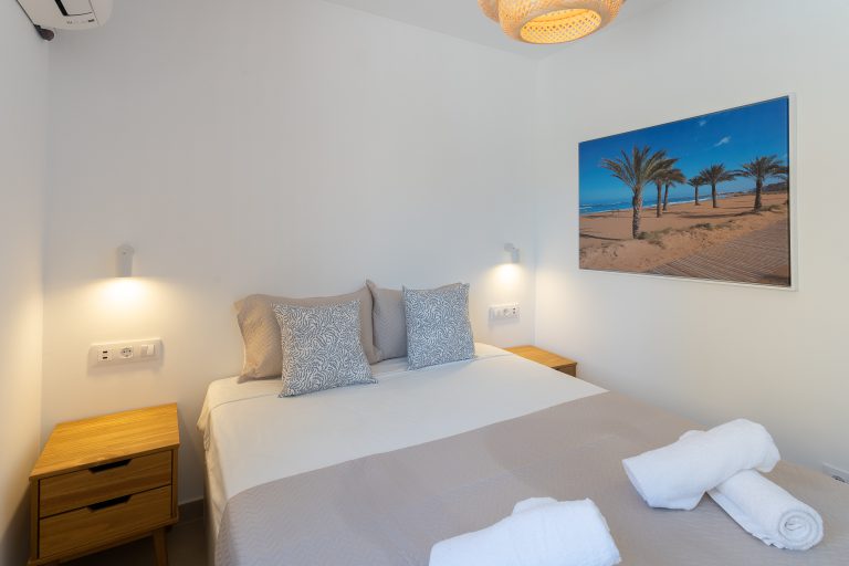 Bedroom with bedside lamps at apartment El Patio in Dénia