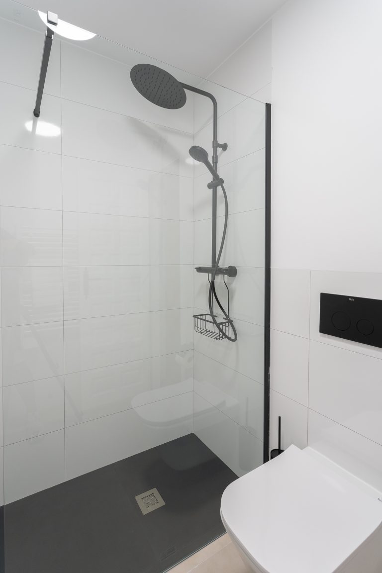 Bathroom with shower at apartment El Patio in Dénia