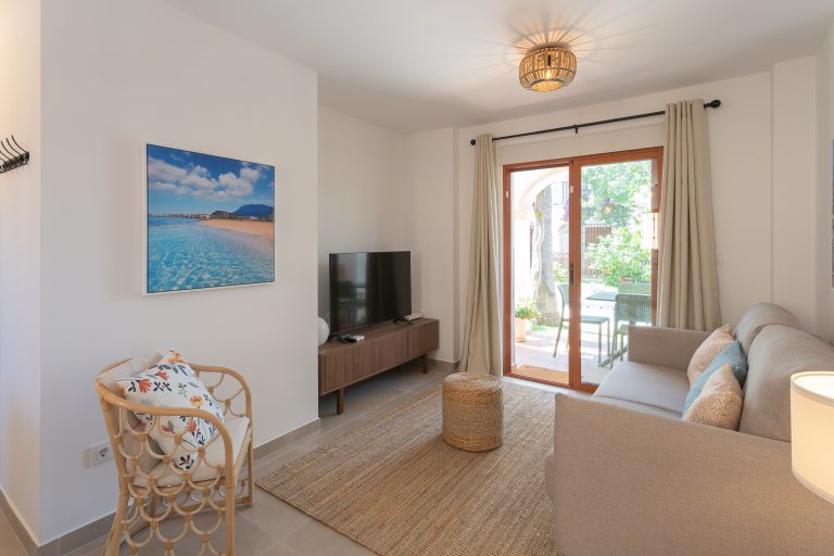 Living room with television at apartment El Patio in Dénia