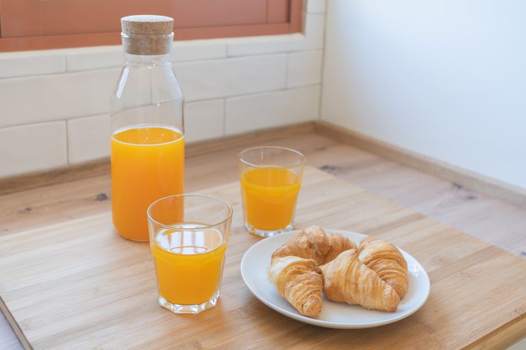 Breakfast with orange juice at apartment El Patio in Dénia