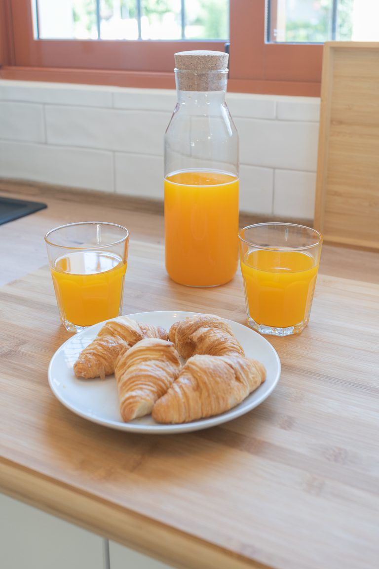 Breakfast with orange juice at apartment El Patio in Dénia