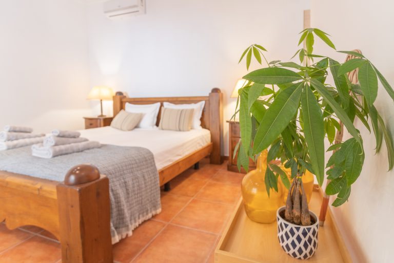 Bedroom with towels on the bed at Villa Casa Joni in Orba