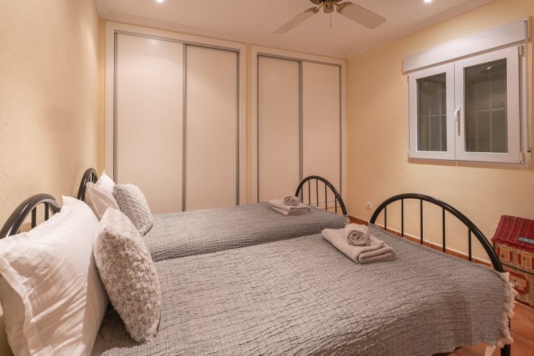 Bedroom with plant decoration at Villa Casa Joni in Orba