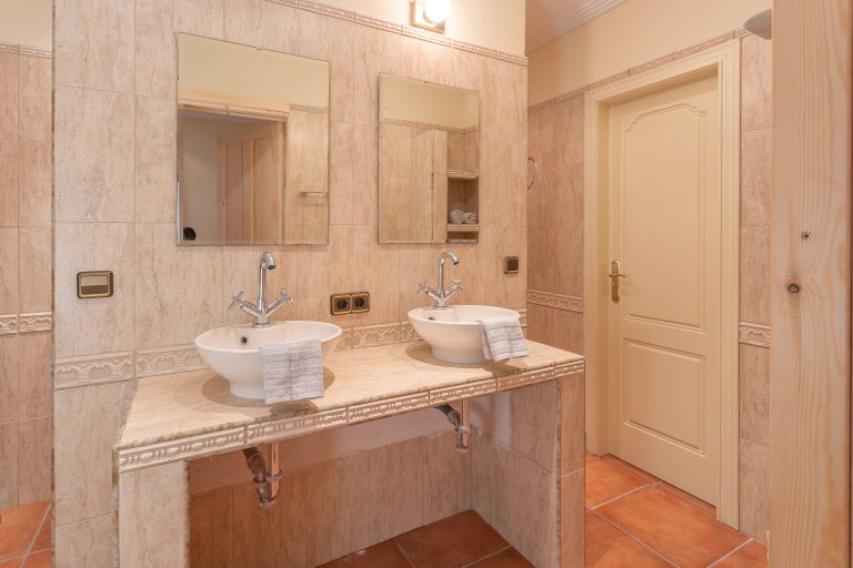Bathroom with double sink at Villa Casa Joni in Orba