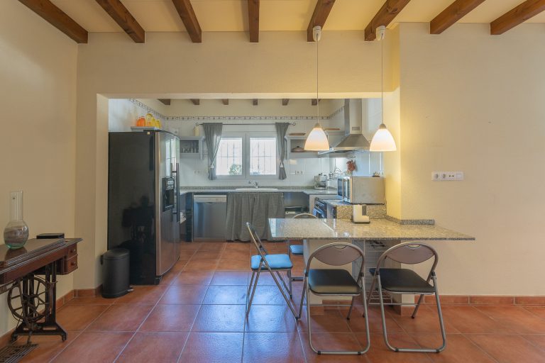 Living room with sofa and kitchen view at Villa Casa Joni in Orba