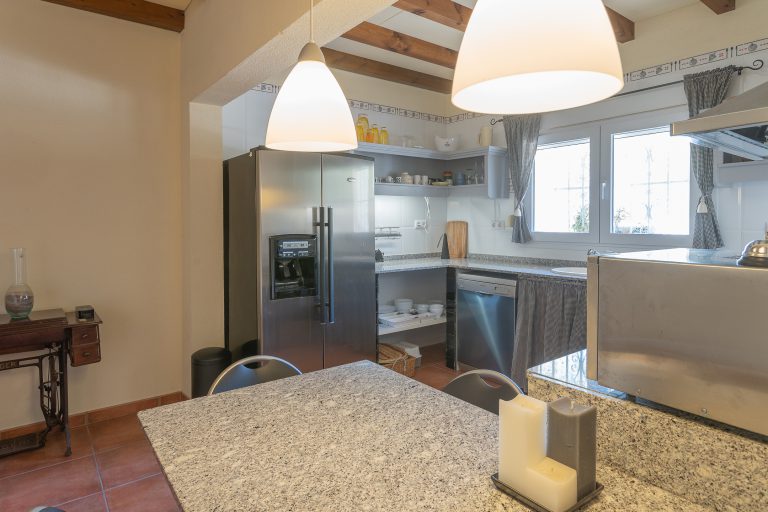 Dining area with open kitchen at Villa Casa Joni in Orba