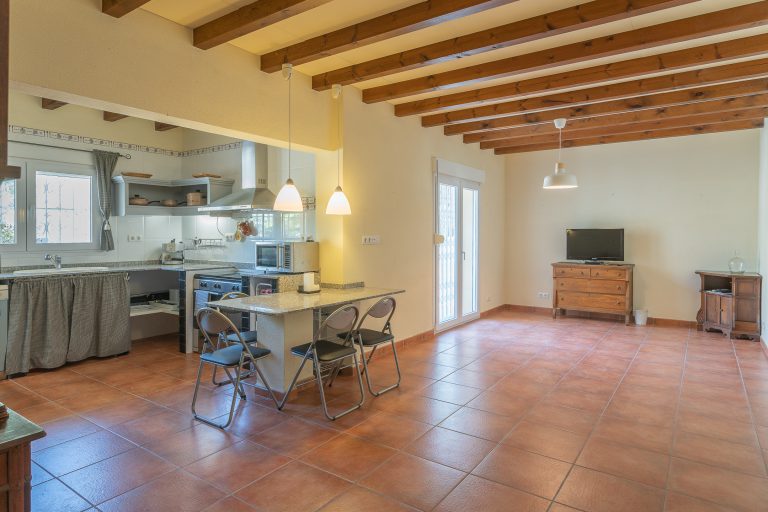Living room with wooden ceiling beams at Villa Casa Joni in Orba