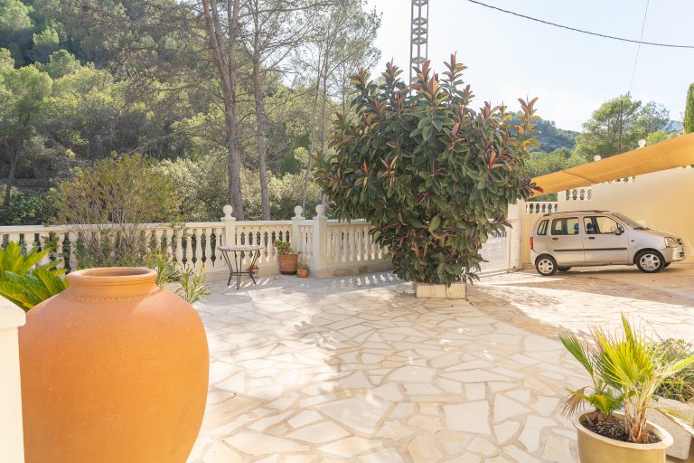 Garden terrace area at Villa Casa Joni in Orba