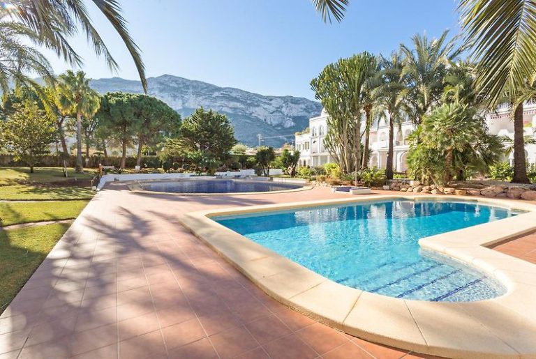 Swimming pool with mountain views at apartment Al Khalif 2 near Dénia