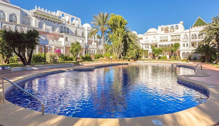 Circular swimming pool at apartment Al Khalif 2 near Dénia
