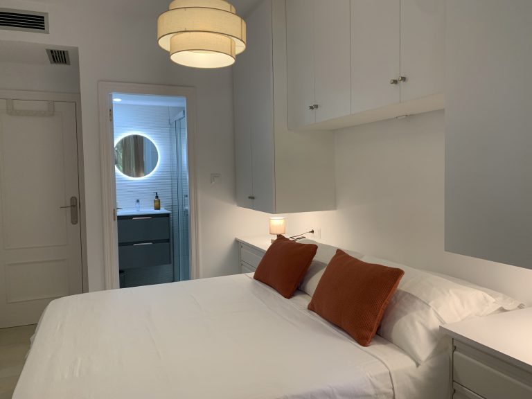 Bedroom with bedside lamps at apartment Al Khalif 2 near Dénia