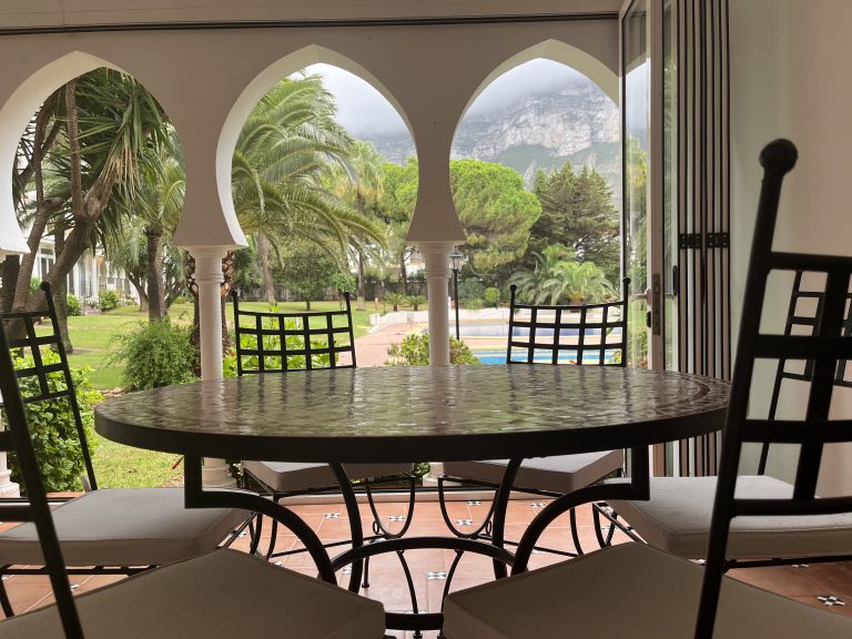 Covered terrace with arches at apartment Al Khalif 2 near Dénia