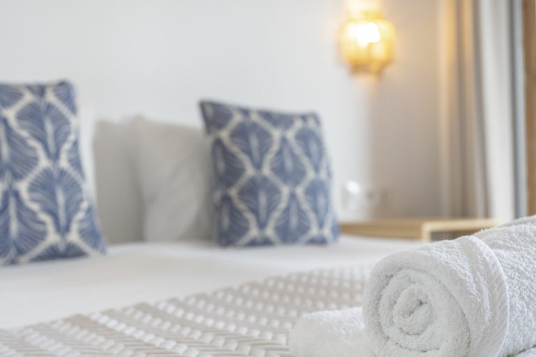 Sofa and cushions in the living room at apartment Retiro Sol B01 in Dénia