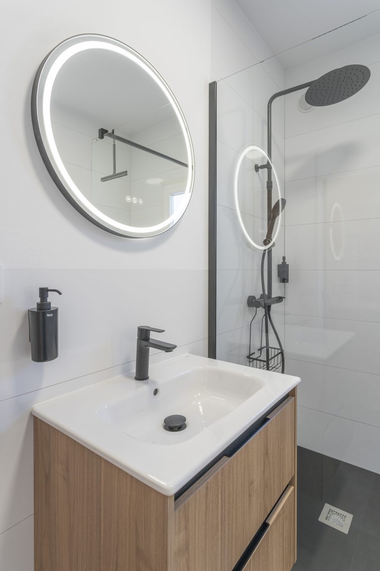 Bathroom with walk-in shower at apartment Retiro Sol B01 in Dénia