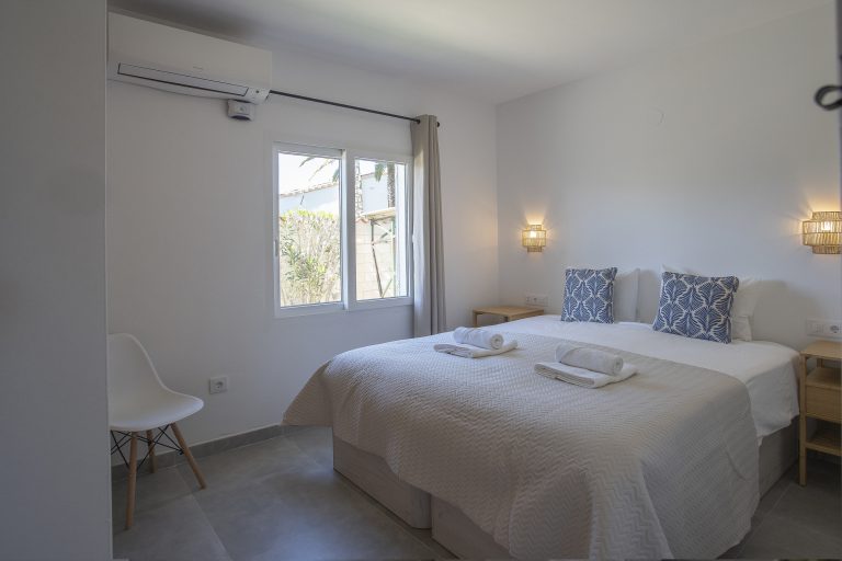 Bedroom with window at apartment Retiro Sol B01 in Dénia