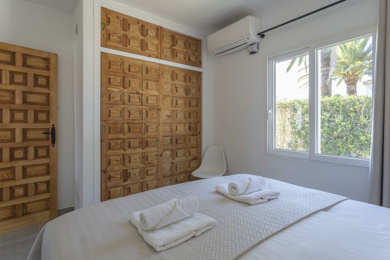 Bedroom with double bed at apartment Retiro Sol B01 in Dénia