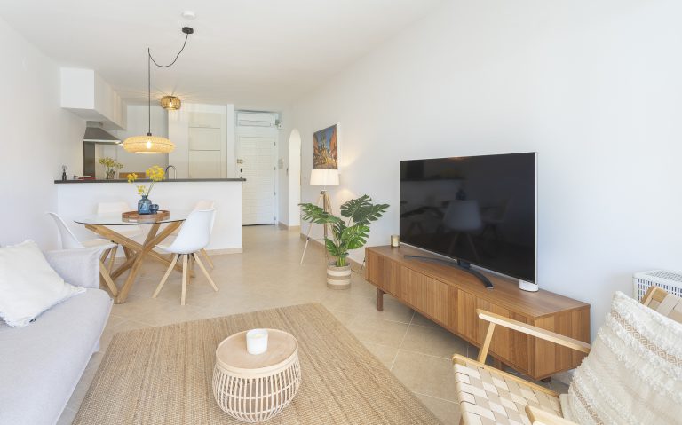 Living room with sofa and terrace doors at apartment Retiro Sol A1 in Dénia