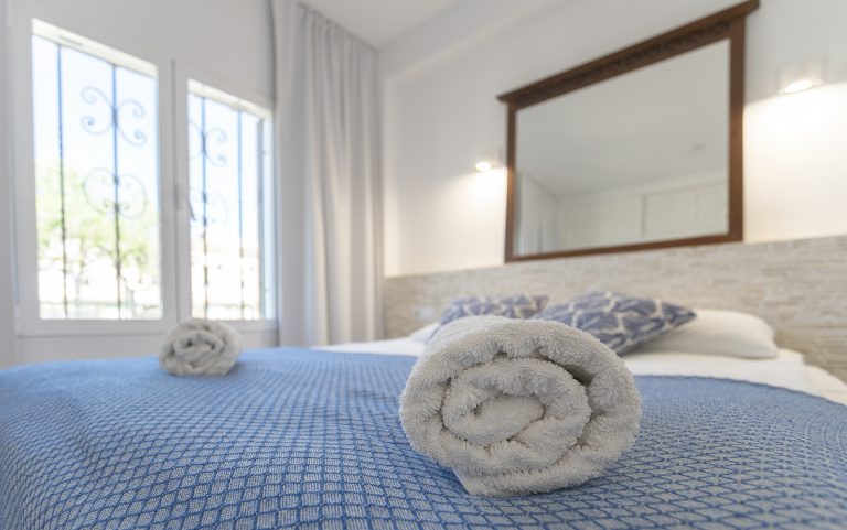 Bedroom with natural light at apartment Retiro Sol A1 in Dénia