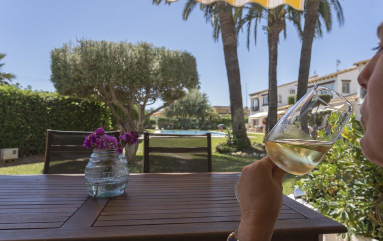 Terrace with seating and garden view at apartment Retiro Sol A1 in Dénia