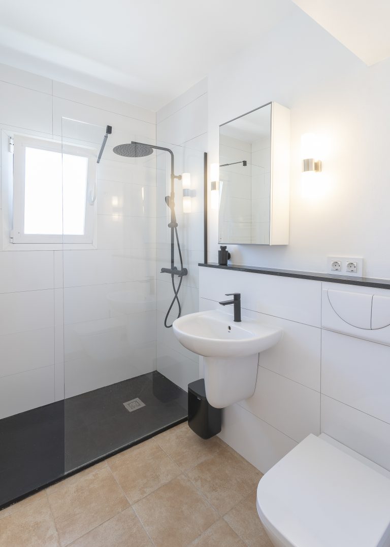 Living room with TV and seating area at apartment Retiro Sol A1 in Dénia