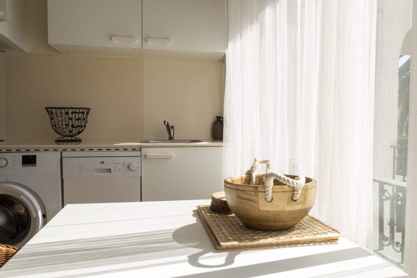 Dining table with natural light at apartment Retiro Sol A05 in Dénia