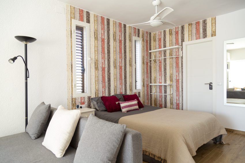 Kitchen with dining table at apartment Retiro Sol A05 in Dénia