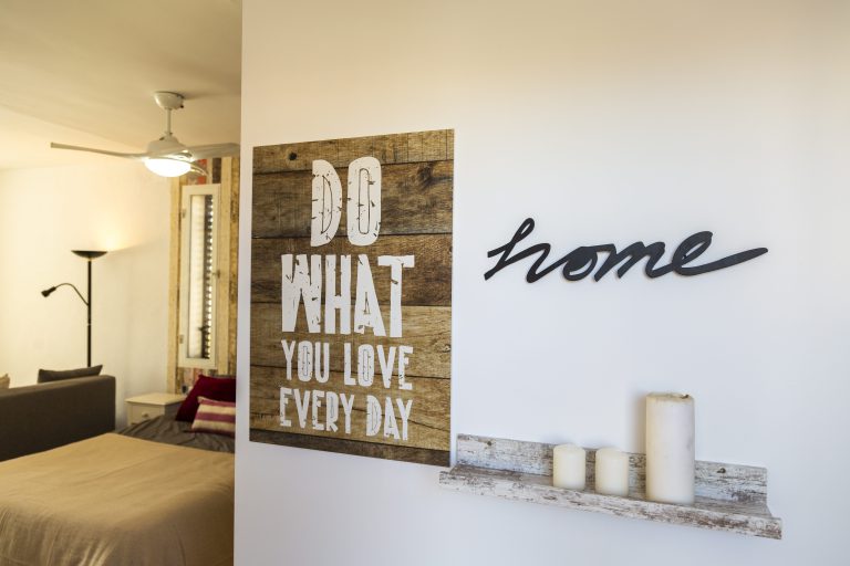 Decorative shelf in the living area at apartment Retiro Sol A05 in Dénia