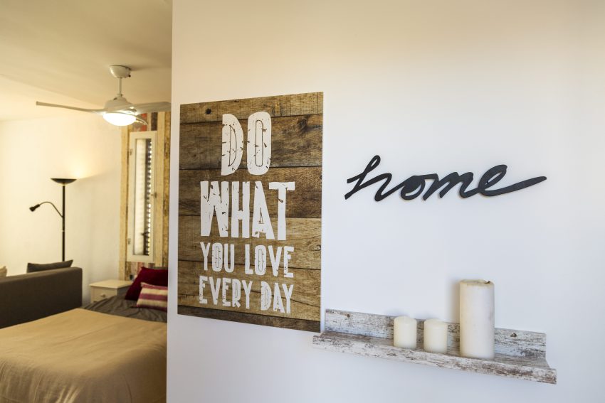 Decorative shelf in the living area at apartment Retiro Sol A05 in Dénia