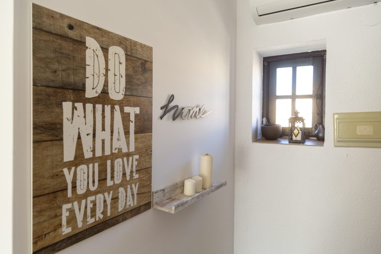 Bedroom with wall decoration at apartment Retiro Sol A05 in Dénia