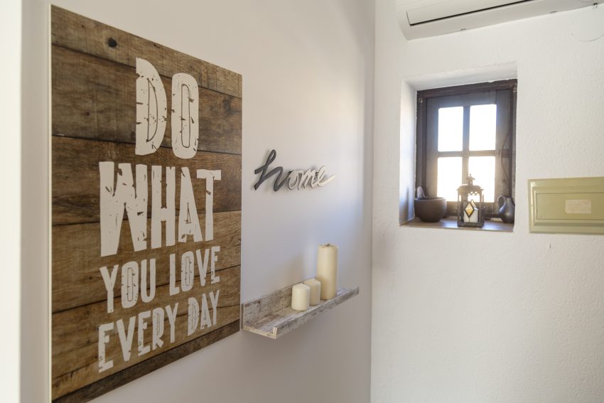 Bedroom with wall decoration at apartment Retiro Sol A05 in Dénia