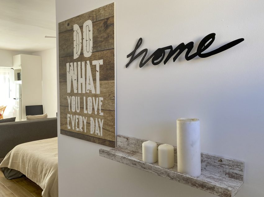 Decorative wall detail in the living room at apartment Retiro Sol A05 in Dénia