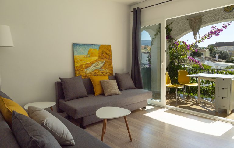 Living room with sofa and terrace doors at apartment Retiro Sol A09 in Dénia
