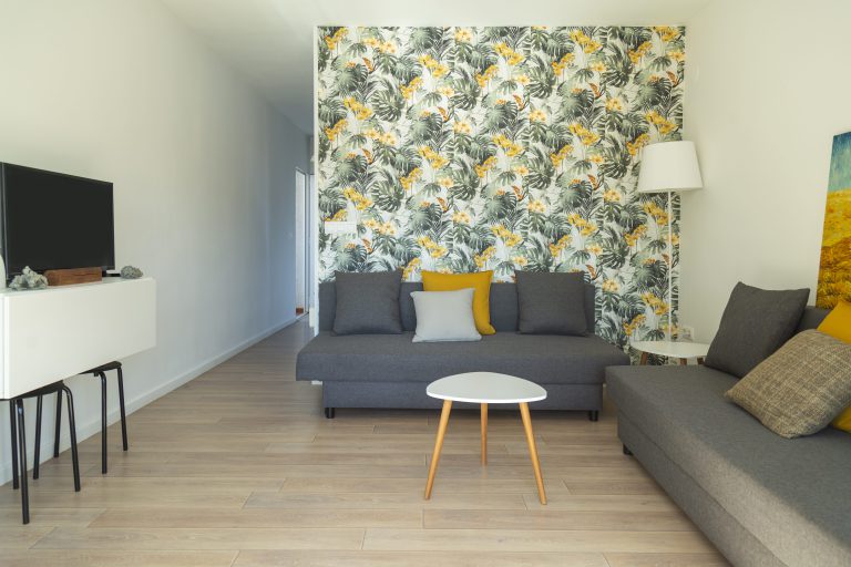 Living room with sofa and patterned wall at apartment Retiro Sol A09 in Dénia